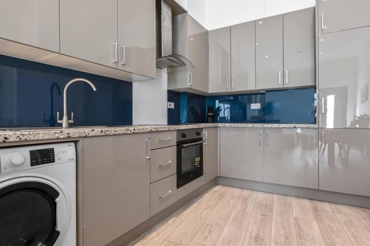 Lovely 1 Bedroom Apartment In Central Γουόκινγκ Εξωτερικό φωτογραφία