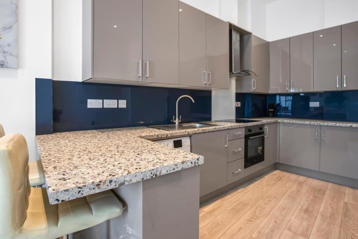 Lovely 1 Bedroom Apartment In Central Γουόκινγκ Εξωτερικό φωτογραφία