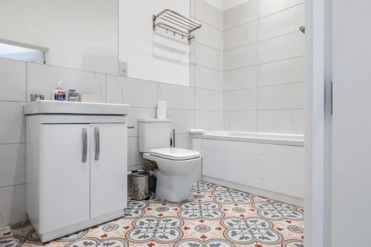 Lovely 1 Bedroom Apartment In Central Γουόκινγκ Εξωτερικό φωτογραφία