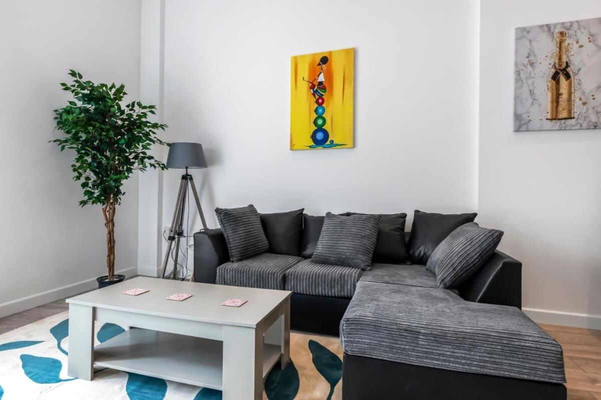Lovely 1 Bedroom Apartment In Central Γουόκινγκ Εξωτερικό φωτογραφία