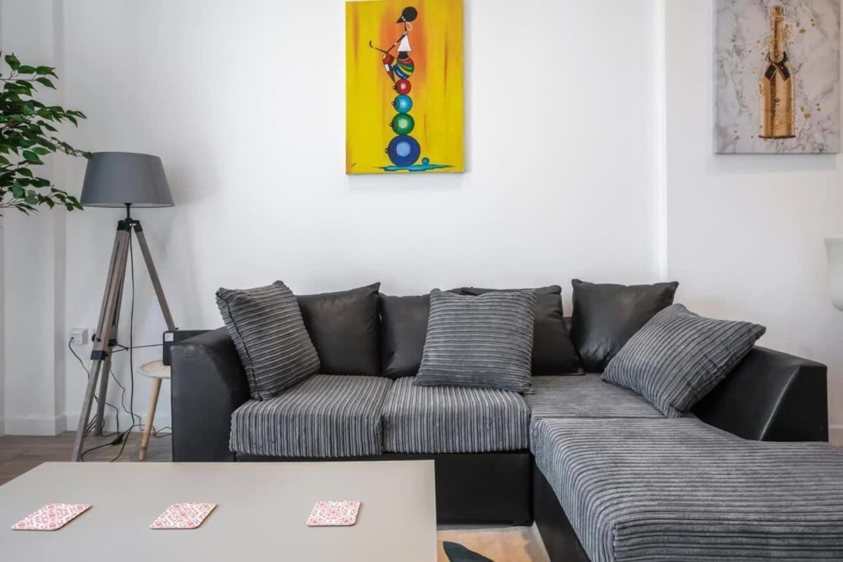 Lovely 1 Bedroom Apartment In Central Γουόκινγκ Εξωτερικό φωτογραφία